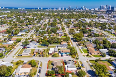 House in Hollywood, Florida 3 bedrooms, 121.98 sq.m. № 1738522 - photo 4