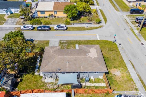 House in Hollywood, Florida 3 bedrooms, 121.98 sq.m. № 1738522 - photo 3