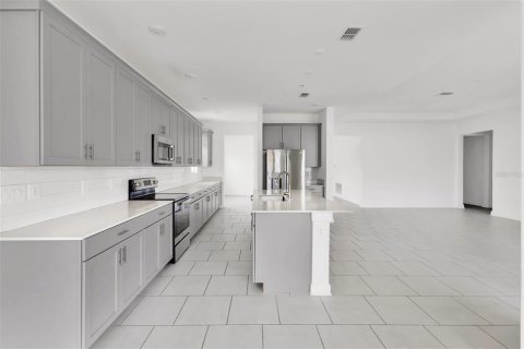 House in Davenport, Florida 4 bedrooms, 234.86 sq.m. № 2396517 - photo 8
