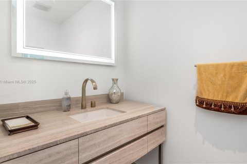 Condo in Sunny Isles Beach, Florida, 2 bedrooms  № 1502385 - photo 28