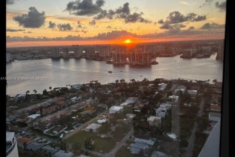 Condo in Sunny Isles Beach, Florida, 2 bedrooms  № 1502385 - photo 13