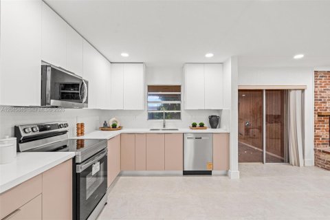 Villa ou maison à vendre à Palmetto Bay, Floride: 3 chambres, 140.56 m2 № 2244185 - photo 17
