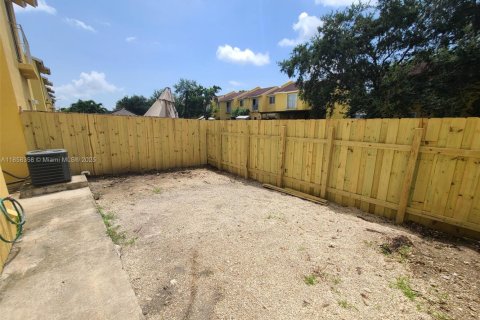 House in Homestead, Florida 3 bedrooms, 126.16 sq.m. № 1882079 - photo 16