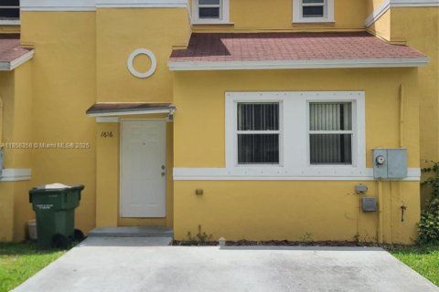 House in Homestead, Florida 3 bedrooms, 126.16 sq.m. № 1882079 - photo 1