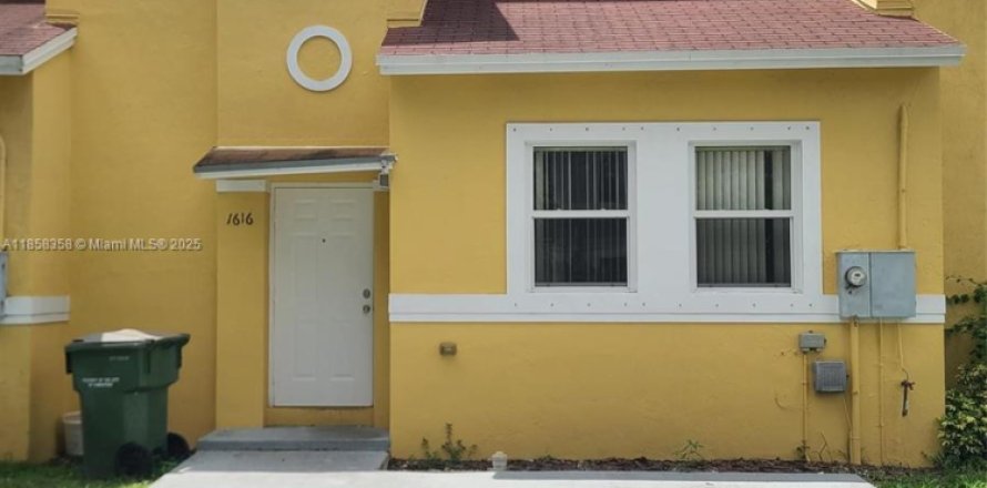 House in Homestead, Florida 3 bedrooms, 126.16 sq.m. № 1882079