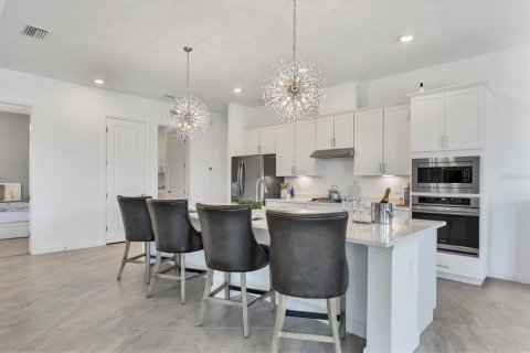 House in LORRAINE LAKES in Lakewood Ranch, Florida 3 bedrooms, 246.19 sq.m. № 1795754 - photo 14