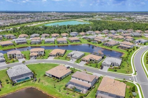 House in LORRAINE LAKES in Lakewood Ranch, Florida 3 bedrooms, 246.19 sq.m. № 1795754 - photo 5