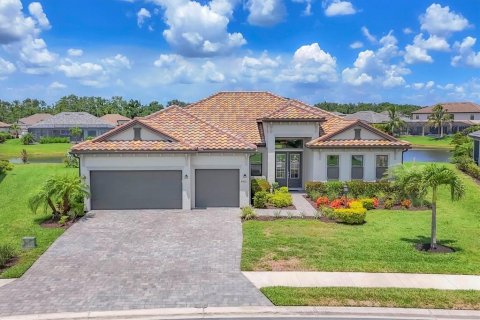 House in LORRAINE LAKES in Lakewood Ranch, Florida 3 bedrooms, 246.19 sq.m. № 1795754 - photo 6