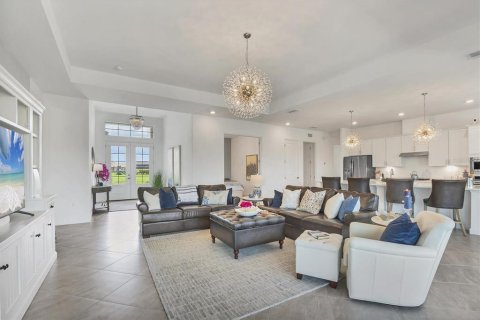 House in LORRAINE LAKES in Lakewood Ranch, Florida 3 bedrooms, 246.19 sq.m. № 1795754 - photo 13