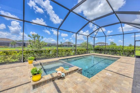 House in LORRAINE LAKES in Lakewood Ranch, Florida 3 bedrooms, 246.19 sq.m. № 1795754 - photo 4