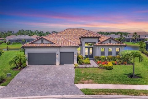 House in LORRAINE LAKES in Lakewood Ranch, Florida 3 bedrooms, 246.19 sq.m. № 1795754 - photo 1