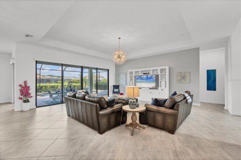 House in LORRAINE LAKES in Lakewood Ranch, Florida 3 bedrooms, 246.19 sq.m. № 1795754 - photo 11