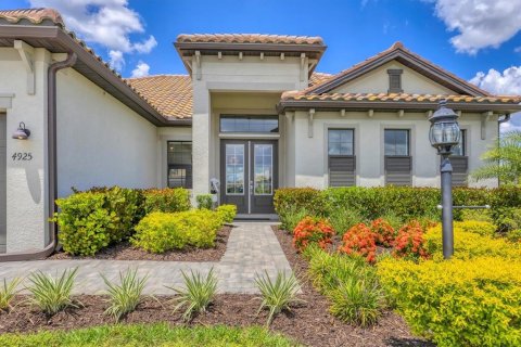 House in LORRAINE LAKES in Lakewood Ranch, Florida 3 bedrooms, 246.19 sq.m. № 1795754 - photo 7