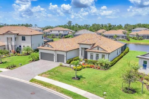 House in LORRAINE LAKES in Lakewood Ranch, Florida 3 bedrooms, 246.19 sq.m. № 1795754 - photo 2