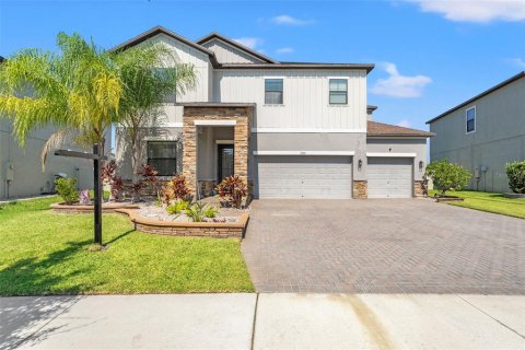 House in Wesley Chapel, Florida 5 bedrooms, 275.36 sq.m. № 1850951 - photo 2