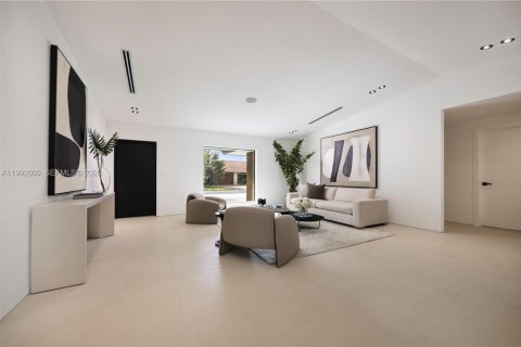 House in Miami, Florida 5 bedrooms, 321.53 sq.m. № 2075313 - photo 2