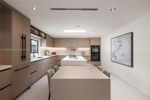 House in Miami, Florida 5 bedrooms, 321.53 sq.m. № 2075313