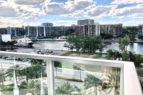 Condo in Hollywood, Florida, 3 bedrooms  № 1997727 - photo 3