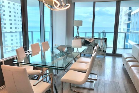 Condo in Hollywood, Florida, 3 bedrooms  № 1997727 - photo 8