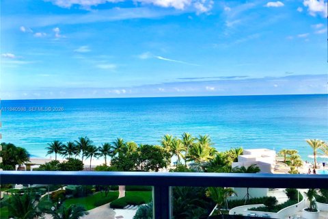 Condo in Hollywood, Florida, 3 bedrooms  № 1997727 - photo 2