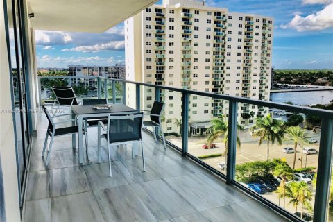 Condo in Hollywood, Florida, 3 bedrooms  № 1997727 - photo 11