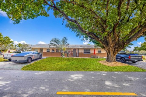 Propiedad comercial en Pompano Beach, Florida 238.76 m2 № 2031880