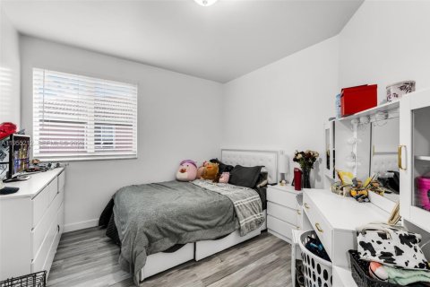 House in Miami, Florida 4 bedrooms, 158.68 sq.m. № 2011092 - photo 20