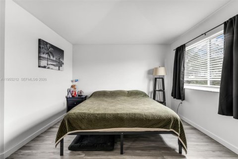 House in Miami, Florida 4 bedrooms, 158.68 sq.m. № 2011092 - photo 14