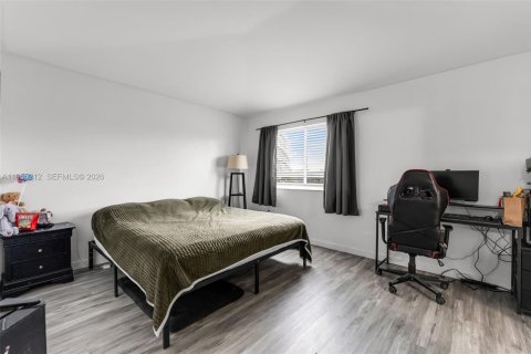 House in Miami, Florida 4 bedrooms, 158.68 sq.m. № 2011092 - photo 13