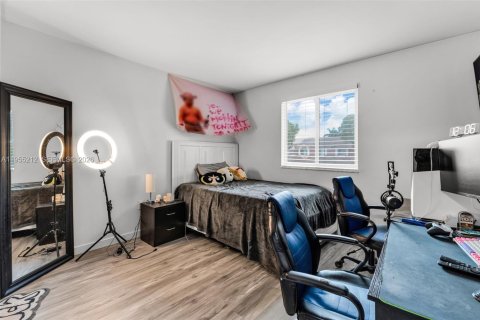 House in Miami, Florida 4 bedrooms, 158.68 sq.m. № 2011092 - photo 24