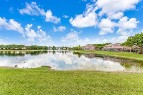 House in Miami, Florida 4 bedrooms, 158.68 sq.m. № 2011092 - photo 28