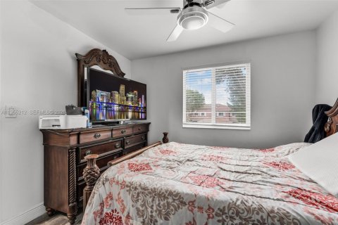 House in Miami, Florida 4 bedrooms, 158.68 sq.m. № 2011092 - photo 23