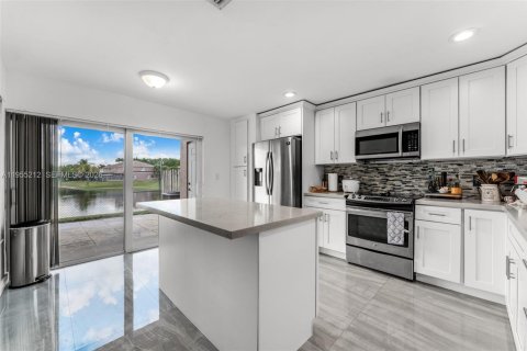 House in Miami, Florida 4 bedrooms, 158.68 sq.m. № 2011092 - photo 2