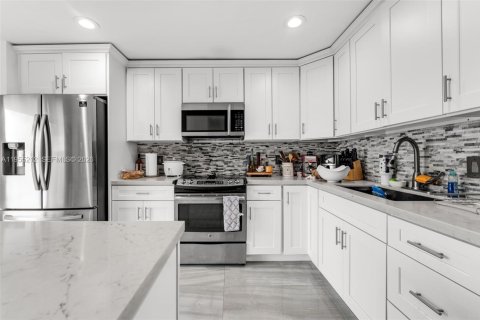 House in Miami, Florida 4 bedrooms, 158.68 sq.m. № 2011092 - photo 7