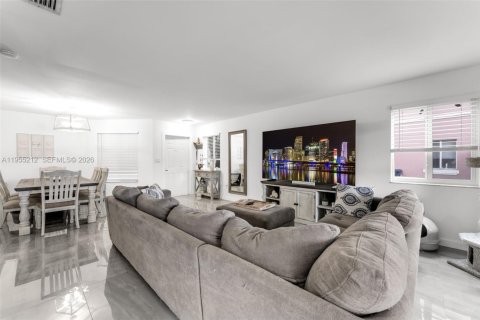House in Miami, Florida 4 bedrooms, 158.68 sq.m. № 2011092 - photo 6