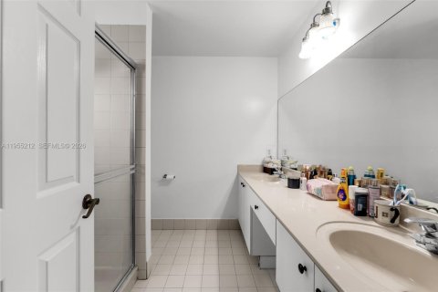 House in Miami, Florida 4 bedrooms, 158.68 sq.m. № 2011092 - photo 17