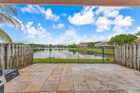 House in Miami, Florida 4 bedrooms, 158.68 sq.m. № 2011092 - photo 27