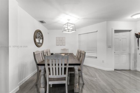 House in Miami, Florida 4 bedrooms, 158.68 sq.m. № 2011092 - photo 9