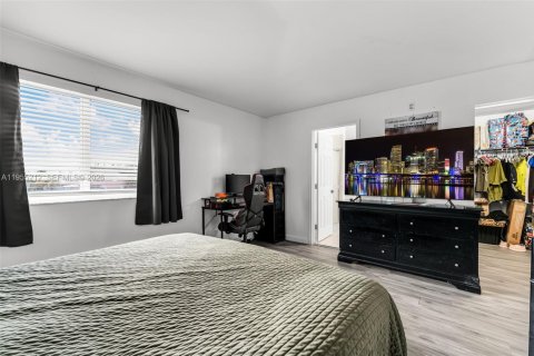 House in Miami, Florida 4 bedrooms, 158.68 sq.m. № 2011092 - photo 15