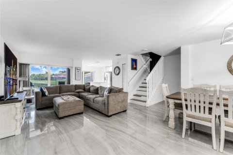 House in Miami, Florida 4 bedrooms, 158.68 sq.m. № 2011092 - photo 1