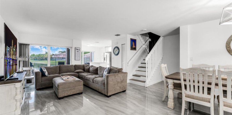 House in Miami, Florida 4 bedrooms, 158.68 sq.m. № 2011092