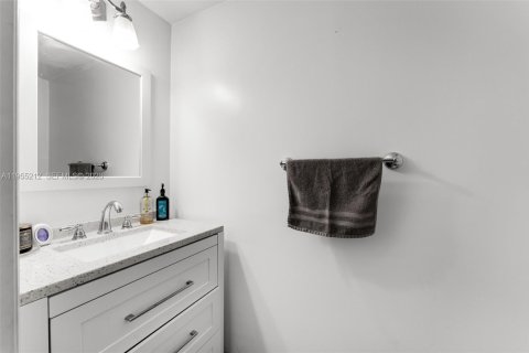 House in Miami, Florida 4 bedrooms, 158.68 sq.m. № 2011092 - photo 10