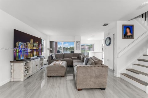 House in Miami, Florida 4 bedrooms, 158.68 sq.m. № 2011092 - photo 5