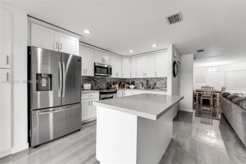 House in Miami, Florida 4 bedrooms, 158.68 sq.m. № 2011092 - photo 8