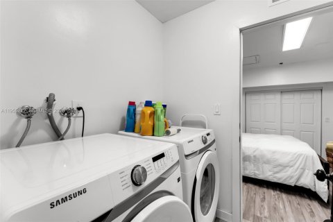 House in Miami, Florida 4 bedrooms, 158.68 sq.m. № 2011092 - photo 11