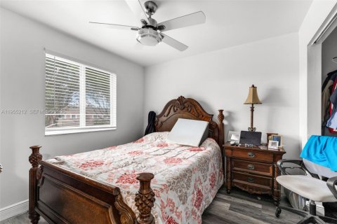 House in Miami, Florida 4 bedrooms, 158.68 sq.m. № 2011092 - photo 22