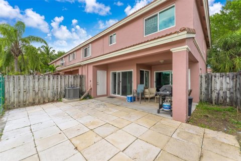 House in Miami, Florida 4 bedrooms, 158.68 sq.m. № 2011092 - photo 29