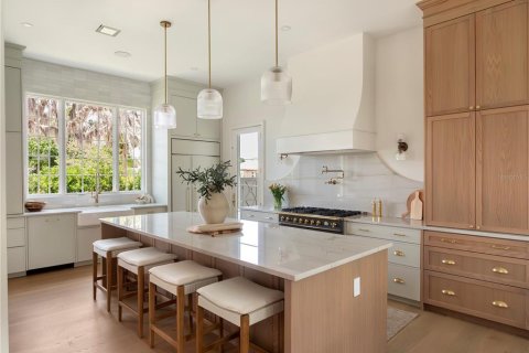 House in Winter Park, Florida 4 bedrooms, 330.08 sq.m. № 1680173 - photo 15