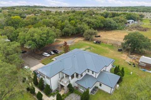 House in Zephyrhills, Florida 6 bedrooms, 698.72 sq.m. № 2236494 - photo 5