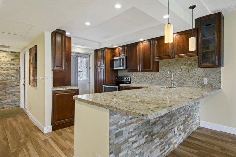 Condo in Pompano Beach, Florida, 3 bedrooms  № 1709609 - photo 2